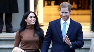 La familia real británica determinó que Harry y Megan ya no usarán sus títulos reales en un comunicado oficial emitido este sábado por el Palacio de Buckingham.  (ESPECIAL)
