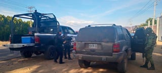 El vehículo estaba abandonado en un paraje de esa comunidad de la Tierra Caliente, donde el pasado 14 de octubre un brazo armado del Cártel Jalisco Nueva Generación asesinó a 13 policías e hirió a nueve más. (ESPECIAL)
