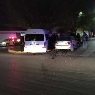 El conductor de una camioneta provocó un choque en calles de Torreón Jardín; la unidad terminó sobre un camellón. (EL SIGLO DE TORREÓN)