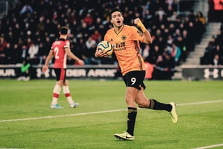 Raúl Jiménez festeja tras marcar uno de sus dos goles, en la victoria de ayer 3-2 ante Southampton.