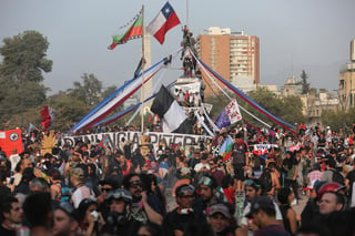 El silencio de la marcha se vio interrumpido por himno 'El derecho de vivir en paz' de Víctor Jara. (EFE) 