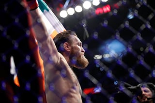 McGregor derribó a Donald Cerrone con una patada en la cabeza y varios puñetazos a los 40 segundos del primer asalto en el UFC 246 del sábado. (AP)