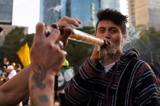 El gobierno estima que al menos 6 mil 200 personas privadas de su libertad por portar drogas como la marihuana por arriba de las dosis permitidas para consumo personal podrían ser liberadas, si avanzan las leyes de Amnistía o la de Cannabis, las cuales se discuten en el Congreso. (ARCHIVO)