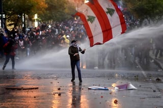 Unos 170 heridos tuvieron que ser hospitalizados y más de 140 atendidos por los equipos de la Cruz Roja libanesa después de que el sábado por la noche se produjeran los enfrentamientos más violentos entre manifestantes y fuerzas de seguridad desde que empezó la revuelta popular, el 17 de octubre. (EFE)
