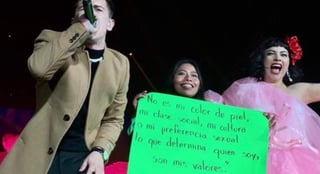 Unidas. La actriz Yalitza Aparicio subió al escenario junto a la cantante chilena Mon Laferte. (ESPECIAL)