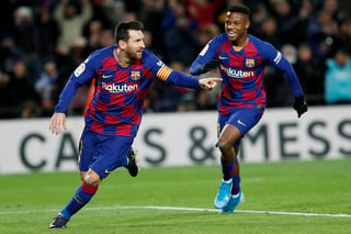 Celebra Lionel Messi (i) tras marcar el único tanto del juego en la victoria del Barcelona sobre Granada. (AP)