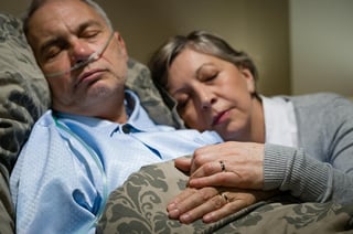 La apnea del sueño, caracterizada por la suspensión de la respiración mientras se duerme, puede ser provocada por los ronquidos y a su vez por problemas en el paladar. (ARCHIVO) 