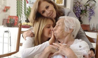 En medio de sonrisas y buenos deseos, Eva Mange, abuela de Laura Zapata y Thalía, celebró el pasado viernes por adelantado su cumpleaños número 102, contando con la presencia de algunos amigos y familiares. (ESPECIAL)