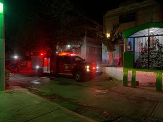 El fuego consumió un jacal instalado dentro de una vivienda de la colonia Morelos de Torreón. (EL SIGLO DE TORREÓN)