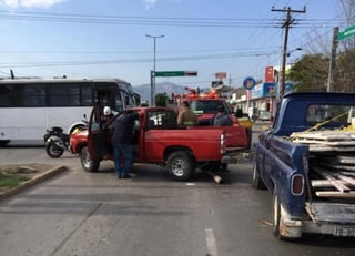 Una mujer lesionada dejó un aparatoso accidente registrado poco antes de las 10:00 horas de la mañana de hoy sobre el cruce de la calzada De La Paz y Moctezuma de Torreón. (EL SIGLO DE TORREÓN)