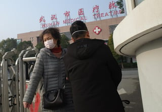 Se recomendó a los viajeros a Wuhan, China, evitar contacto con animales vivos o muertos, mercados de animales y personas enfermas. (ARCHIVO)