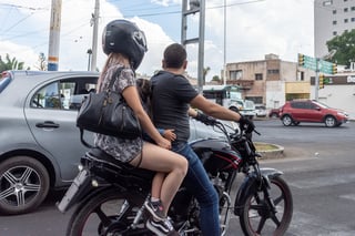 Es común observar en las calles de cualquier centro de población a niñas y niños pequeños viajando en motocicleta. (EL SIGLO DE TORREÓN)