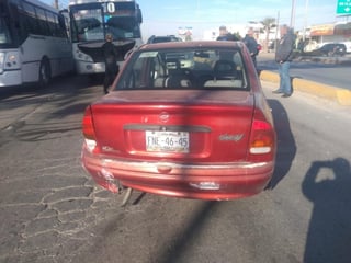 Tres mujeres lesionadas y daños por 58 mil pesos dejó un choque registrado sobre la carretera Torreón-Matamoros y el bulevar Pedro Rodríguez Triana de la colonia Parque Industrial Oriente en Torreón. (EL SIGLO DE TORREÓN)