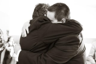 De acuerdo con la especialista, los abrazos prolongados serían los más efectivos, ya que mientras los de cinco segundo estimulan la hormona oxitocina, los que duran 20 segundos o más la activan. (ESPECIAL)
