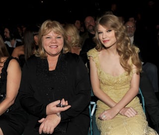 Mala noticia. Taylor Swift revela que su mamá tiene un tumor cerebral y que su familia pasa por momentos muy difíciles. (ESPECIAL)