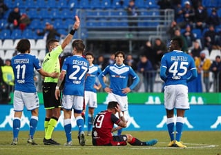 El delantero italiano fue expulsado con siete minutos en el partido, luego de entrar de cambio en el partido ante el Cagliari. (EFE)