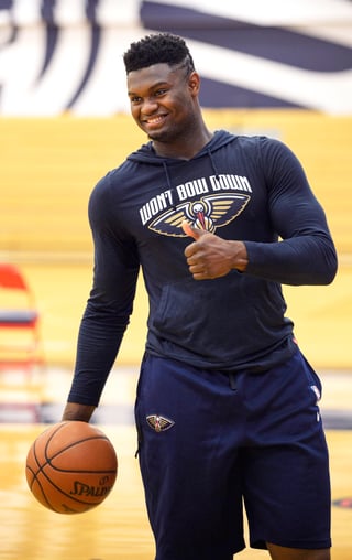 Zion Williamson ya se recuperó de una cirugía de rodilla y hoy saltará por fin a las duelas de la NBA. (AP)