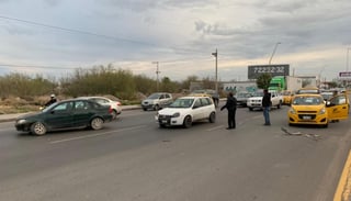 Conductora de auto provoca choque sobre carretera Torreón-Matamoros, a la altura del desnivel de Ciudad Universitaria. (EL SIGLO DE TORREÓN)