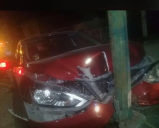El conductor de un auto se impactó contra una luminaria en calles del fraccionamiento Rincón Los Nogales de Torreón. (EL SIGLO DE TORREÓN)