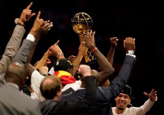 La alta moda llegó a la NBA con un exclusivo baúl de la firma Louis Vuitton en el cual se resguardará el trofeo Larry O'Brian que se entrega al equipo campeón. (ARCHIVO)