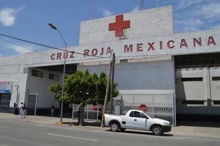 La Cruz Roja Torreón atendió a los hombres heridos de bala. (EL SIGLO DE TORREÓN)