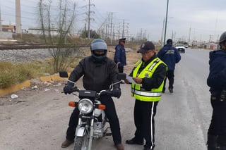 A partir del día de ayer los agentes de Tránsito y Vialidad de la ciudad de Gómez Palacio invitarán a los motociclistas a regularizarse para evitar decomisos de unidades y sanciones posteriores. El operativo fue puesto en marcha apenas el pasado lunes. (EL SIGLO DE TORREÓN)
