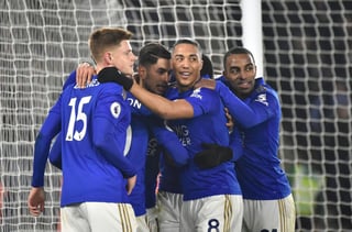 Jugadores del Leicester celebran uno de los cuatro tantos, en la victoria de su equipo 4-1 sobre West Ham, en la Premier League. (AP)