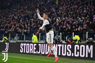 Cristiano Ronaldo celebra luego de marcar el primer tanto, en la victoria de la Juventus 3-1 sobre la Roma, en semifinales de la Copa Italia. (CORTESÍA)
