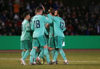 Celebran jugadores del Real Madrid tras marcar uno de los tres tantos de los merengues, en la victoria 3-1 sobre Unionistas de Salamanca. (EFE)