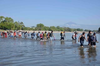 Cientos de migrantes cruzaron irregularmente este jueves el río Suchiate, frontera natural entre México y Guatemala, para adentrarse en territorio mexicano en grupo tras las escasa presencia de la Guardia Nacional. (ARCHIVO)