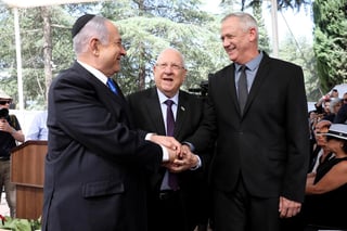 El primer ministro de Israel, Benjamín Netanyahu (d), y el líder centrista, Beny Gantz (i), se reunirán en Washingnton con Donald Trump, para tratar el 'Acuerdo del Siglo'. (ARCHIVO) 