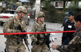 Casi la mitad de los afganos quiere que las tropas de Estados Unidos y la OTAN salgan de Afganistán una vez que se alcance a un acuerdo con el Talibán para poner fin a la guerra. (ARCHIVO) 