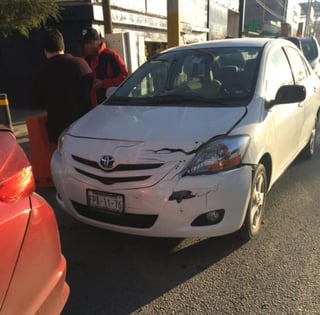 Daños por 67 mil pesos dejó un accidente registrado la mañana de hoy jueves 23, sobre el carretera Torreón-Matamoros y calle 42 del fraccionamiento Oscar Flores Tapia. (EL SIGLO DE TORREÓN)