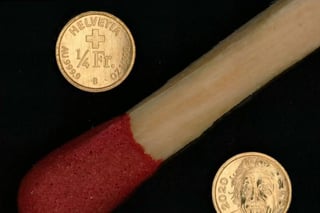 Una moneda de oro que mide 2.96 milímetros de diámetro y pesa 0.063 gramos, convirtiéndola en la más pequeña del mundo. (ESPECIAL)