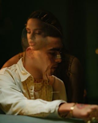 En video. La española Rosalía le canta al actor Omar Ayuso (de la serie Élite), quien interpreta a su amor encarcelado. (ESPECIAL) 