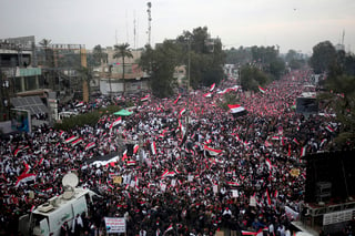 Decenas de miles de personas exigieron hoy la salida de Irak de las tropas estadounidenses, que permanecen desde la invasión en 2003, con una multitudinaria y masiva manifestación en Bagdad convocada por el influyente clérigo Muqtada al Sadr tres semanas después del asesinato del general iraní Qasem Soleimaní. (AP)