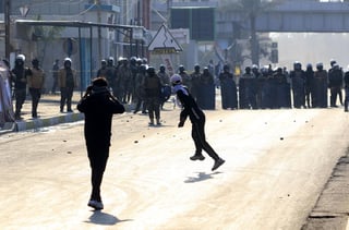 Al menos dos manifestantes murieron este viernes y otros 14 resultaron heridos en enfrentamientos con la Policía antidisturbios en la plaza de Al Kilani en el centro de Bagdad. (ARCHIVO) 