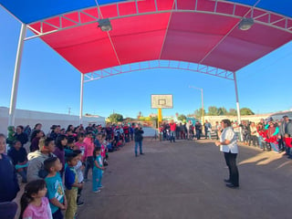 La alcaldesa Patricia Grado Falcón inauguró la techumbre en el parque de la colonia Barrio Monterrey como parte del programa, se efectúo un partido de exhibición de voleibol, y la presentación de un grupo de zumba en donde participaron madres de familia, y funcionarias. (DIANA GONZÁLEZ)