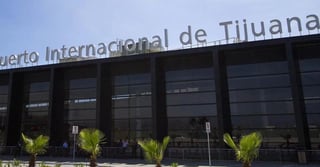 Debido a que Tijuana es la única ciudad del país que recibe vuelos directos de China, aparte de la Ciudad de México, verifican la salud de los pasajeros provenientes de la nación asiática para descartar posibles casos de coronavirus. (ESPECIAL)
