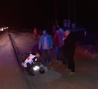 La víctima intentó cruzar la carretera libre Gómez Palacio-Durango para tomar el autobús rumbo a la ciudad de Torreón, en ese momento fue impactado por una camioneta, misma que tras el accidente se retiró del lugar.
