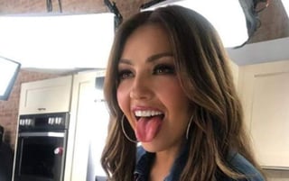 Thalía fue objeto de burlas y críticas en redes sociales luego de compartir un video a través de Tik Tok en el que se muestra sensual y sonriente, sin embargo, al parecer la cantante no se percató de que en su dentadura había residuos de comida. (ESPECIAL)