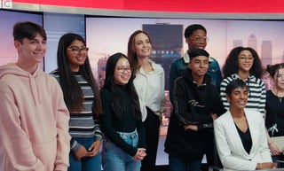 La actriz estadounidense Angelina Jolie, se ha embarcado en un nuevo e interesante proyecto de televisión educativa para preadolescentes, “BBC my world”, que busca ayudar a los jóvenes respecto al uso de redes sociales y cómo involucrarse en la agenda pública. (ESPECIAL)