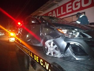 El automóvil Mazda 3 en color gris de procedencia extranjera, registró daños valorados en al menos 20 mil pesos. (EL SIGLO DE TORREÓN)