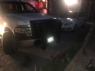 Un conductor en estado de ebriedad arrolló a un hombre y derribó una jardinera en el estacionamiento de un bar. (EL SIGLO DE TORREÓN)