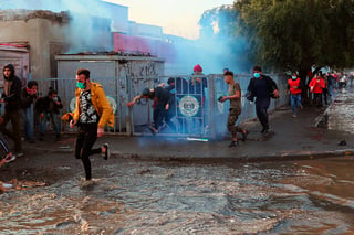 En Bagdad, efectivos antidisturbios también trataron de desmantelar las tiendas de los manifestantes. (AP) 