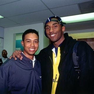 Tiger Woods (i) y Kobe Bryant fueron grandes amigos, ambos empezaron a sobresalir en el deporte en 1996. (ARCHIVO)