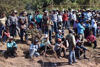 Familias de 16 comunidades guerrerenses mantienen un bloqueo para exigir a las autoridades que detengan al grupo criminal de 'Los Ardillos', ya que este ha atacado anteriormente de forma violenta a los pobladores. (EL UNIVERSAL)