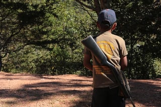 En manos de niños y adolescentes las armas y los fusiles normalmente son de mentira y sirven para jugar. No así en la comunidad de Alcozacán, en el municipio de Chilapa de Álvarez del estado de Guerrero, donde ahora los menores se han armado para proteger la comunidad. (EFE)