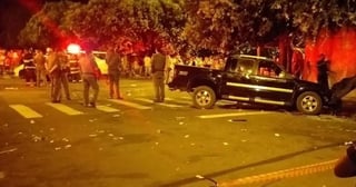 Dos hombres murieron luego de que un mecánico que había discutido con su esposa embistiera con su camioneta a 17 personas que disfrutaban de una fiesta en un bar de la ciudad de Nova Independencia, en el estado brasileño de Sao Paulo, informaron fuentes oficiales. (ESPECIAL)