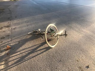Un ciclista se impactó contra un motociclista y su hijo en calles del fraccionamiento San Marcos de Torreón. Los involucrados resultaron heridos. (EL SIGLO DE TORREÓN)